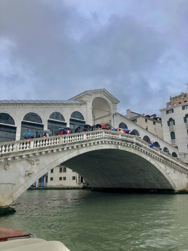 Pont du Rialto sous la pluie, Venise Pont du Rialto à Venise, Venice under de rain