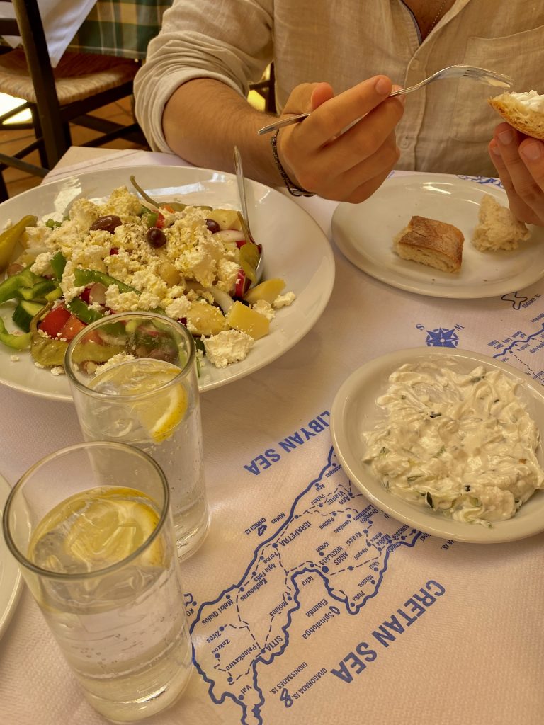 Tzatziki et Salade crétoise à Ela Taverna, La Canée en Crète