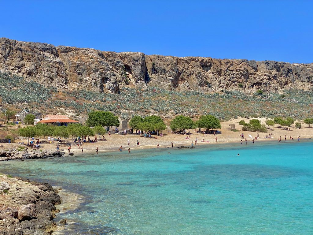 Plage de l'Île de Gramvoussa en Crète, plage à l'eau turquoise et champ d'aloès vera