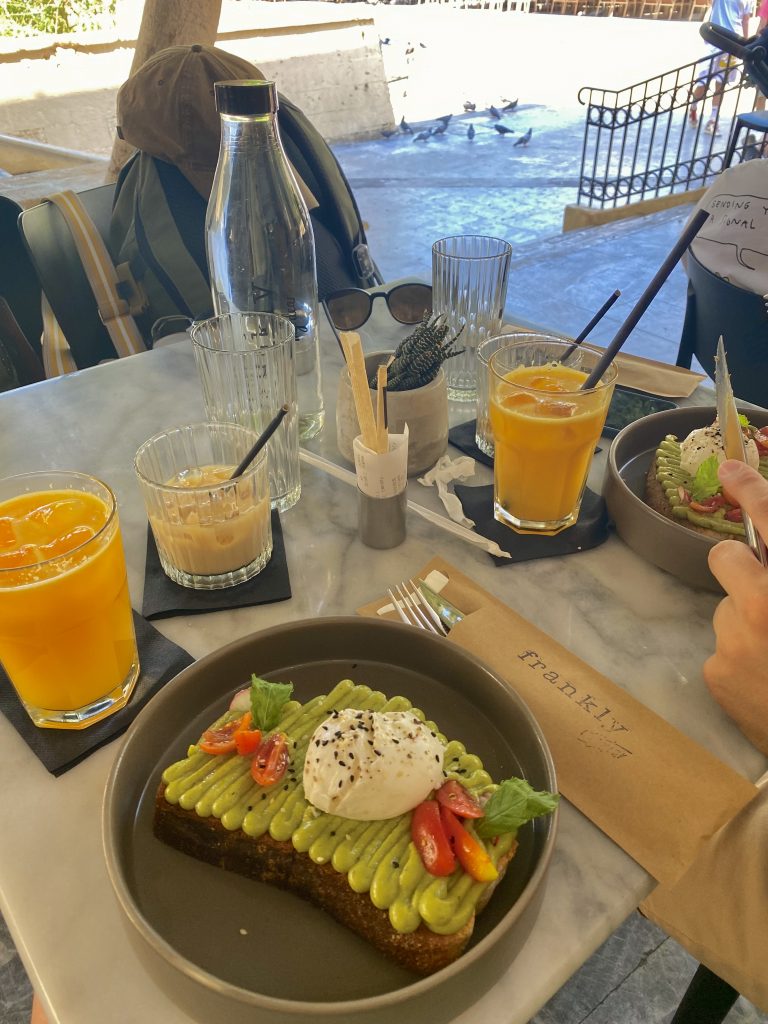 Petit déjeuner au Frankly Cafe, Héraklion
