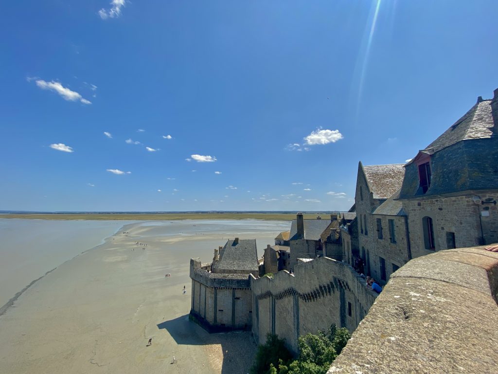 Vue sur la baie depuis les remparts du Mont-Saint-Michel